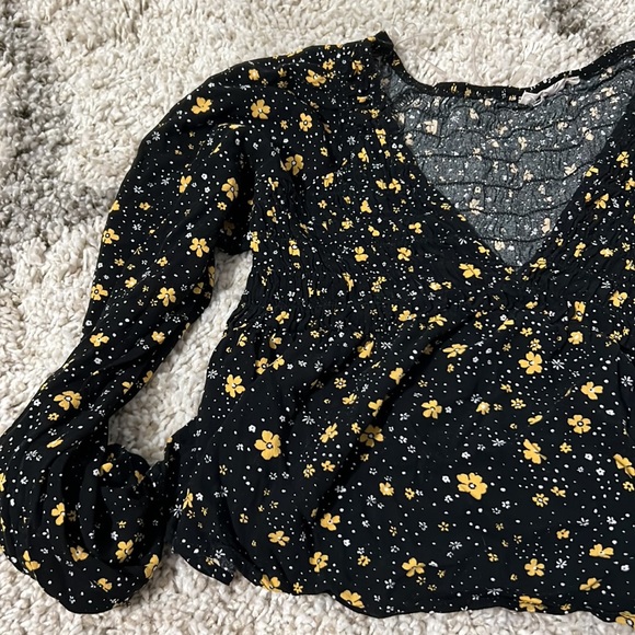 BLACK AND YELLOW FLORAL PRINT BABY DOLL CROP PUFFY SLEEVE TOP - Picture 2 of 4